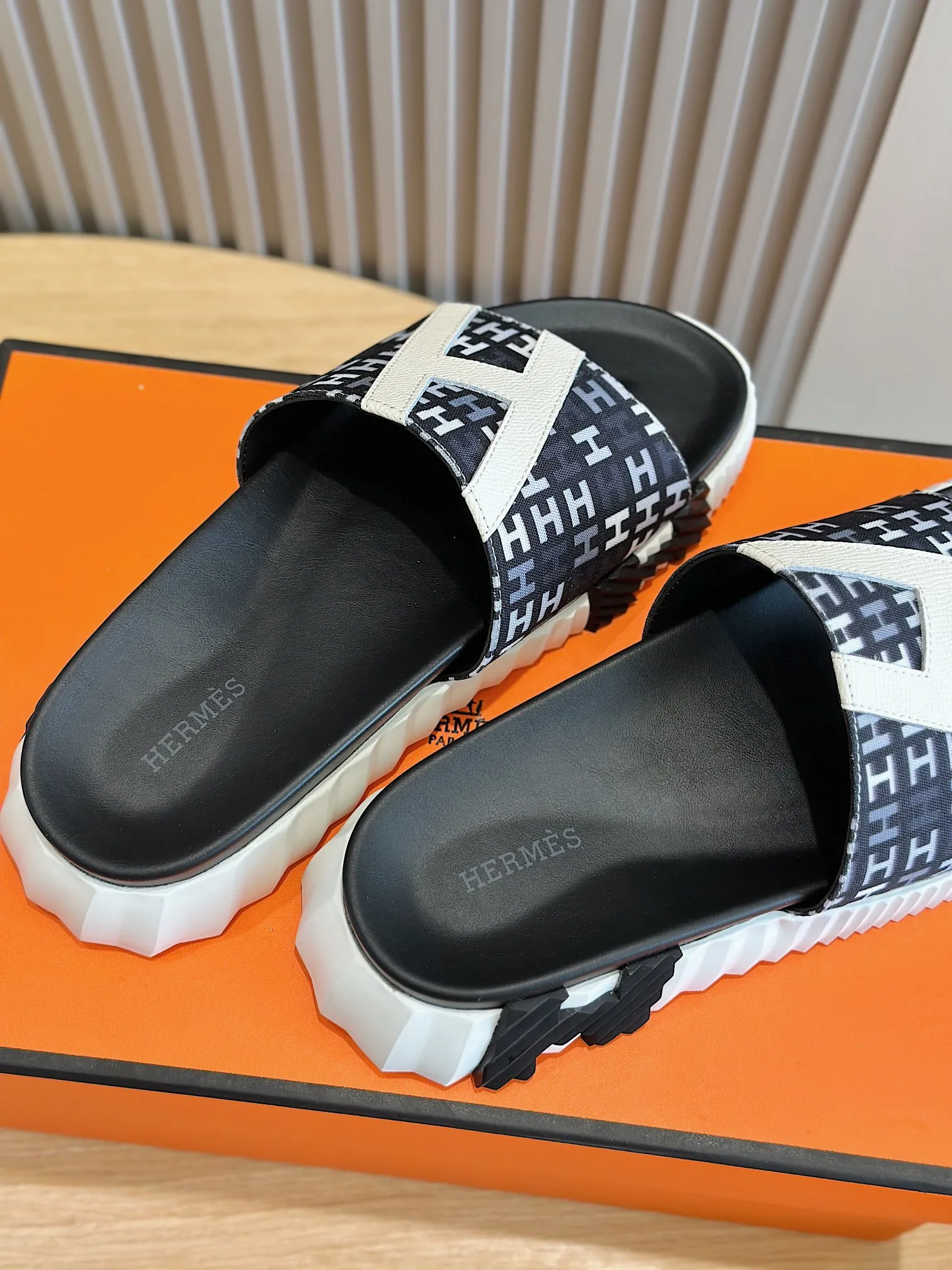 Factory price: 360💰Hermès [HERMÈS] Top Herme*H Home Hermès Men's Sandals and Slippers-Original Reproduction. Purchase the original version and make it one to one. The outsole is privately molded. The color of the outsole corresponding to each color is the same as the original version. Come to those who know the stuff 💪 The ultra-light soles are designed in contrasting colors, and they feel so comfortable on your feet! Calfskin, cowhide feet, private model outsole. Size: 39-44 (customized at 38.45)